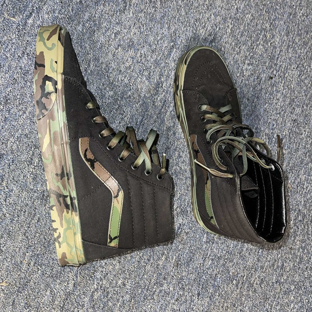 Worn once. Like new condition and they come with a set of black laces as well.